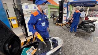 Giá xăng dầu chiều 29/7: Dầu diesel ‘rơi’ gần 20.000, RON 92 và E10 sắp về đáy rất rẻ, giá lăn bánh Toyota Veloz Cross