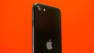 Đây là iPhone 5G nhỏ gọn rẻ nhất Việt Nam, mạnh như iPhone 13 Pro, chụp ảnh ngang iPhone 17e