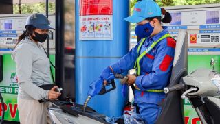 Giá xăng dầu hôm nay 2/8: Xăng E10 RON95 và E5 RON92 'rộng cửa' về 17.000 đồng, Diesel rẻ bèo, giá đầy bình xe máy Honda