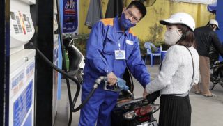 Giá xăng dầu trưa nay 3/8: Xăng E10 và RON 92 chỉ cách đáy 3.000 đồng/lít, dầu diesel ‘rẻ bèo’, giá lăn bánh Mazda CX-5
