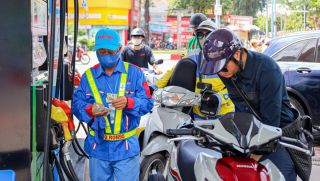 Giá xăng dầu hôm nay 5/8: Xăng E10 RON95 'sáng cửa' về 17.000 đồng, E5 RON92 thậm chí rẻ hơn, giá đầy bình xe máy Honda