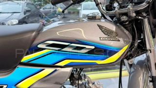 Honda chính thức ra mắt ‘huyền thoại côn tay’ 72cc giá 16 triệu đồng: Cổ điển hơn cả Honda Winner R