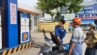 Giá xăng dầu trưa nay 10/8: E10 ‘sáng cửa’ về dưới 18.000 đồng/lít, RON 92 đã rẻ hơn 8.300 đồng, giá lăn bánh Honda CR-V