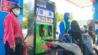 Giá xăng dầu hôm nay 12/8: Dầu diesel rẻ hơn đỉnh 17.236 đồng, RON 92 và E10 ‘bán như cho’, giá lăn bánh VinFast VF 5