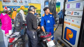 Giá xăng dầu trưa 11/8: Dầu diesel sát đáy, xăng RON 92 và E10 rẻ hơn đỉnh 8.300-9.000 đồng, giá lăn bánh Hyundai Accent