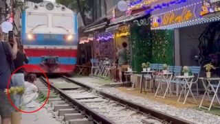 Thông tin bất ngờ về cô gái ngồi sát đường ray quay clip, bị tàu hỏa hất văng điện thoại tại Hà Nội