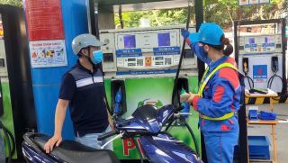 Giá xăng dầu hôm nay 15/8: Xăng E5 RON 92 rơi cắm đầu, E10 RON 95 sắp về dưới 18.000 đồng/lít? Giá lăn bánh VinFast VF 6
