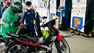 Giá xăng dầu trưa nay 20/8: Xăng RON 92 giảm về gần đáy, E10 rẻ hơn đỉnh gần 10.000 đồng, giá lăn bánh Hyundai Grand i10