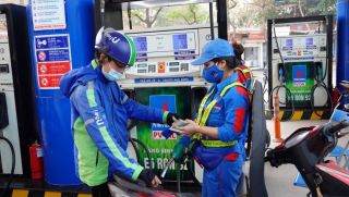 Giá xăng dầu hôm nay 27/8: Xăng E5 RON 92 rất gần mốc 18.000 đồng/lít, E10 RON 95 có giảm sâu? Giá lăn bánh VinFast VF 3
