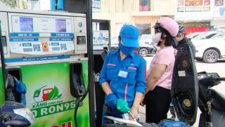 Giá xăng dầu trưa nay 27/8: Xăng E10 chỉ cách đáy hơn 2.000 đồng, RON 92 về 18.000 đồng/lít? Giá lăn bánh VinFast VF 8