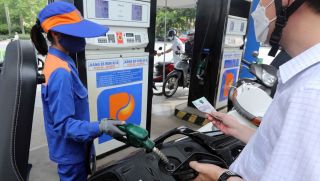Giá xăng dầu hôm nay 28/8: E10 RON95 đã sáng cửa 17.000 đồng/lít, E5 RON92 rẻ là bao nhiêu? Giá đầy bình xe máy Piaggio
