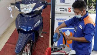 Giá xăng dầu tối nay 28/8: E10 RON95 đã rất gần 17.000 đồng, RON92 'lao dốc' 9.000 đồng từ đỉnh, Honda Wave Alpha cực rẻ