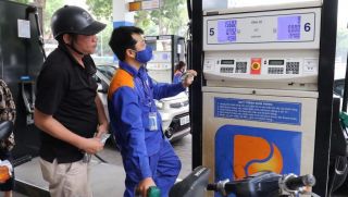 Giá xăng dầu chiều 29/8: Xăng E10 về rất gần đáy, RON 92 ‘sáng cửa’ giảm xuống 18.000 đồng/lít, giá đầy bình ô tô Mazda