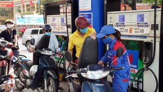 Giá xăng dầu trưa 1/9: Dầu diesel rẻ hơn đỉnh 16.600 đồng, E10 và RON 92 về 18.000 đồng/lít? Giá lăn bánh VinFast VF 5
