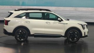 Kia chính thức ra mắt mẫu SUV 7 chỗ đẹp long lanh giá 770 triệu đồng: ‘Phá giá’ Toyota Fortuner và Hyundai Santa Fe