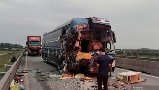 Hiện trường vụ va chạm giữa xe khách giường nằm và xe đầu kéo trên cao tốc khiến 5 người bị thương