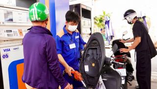 Giá xăng dầu hôm nay 8/9: Xăng E10 RON 95 rất rẻ, E5 RON 92 ‘rộng đường’ xuống 17.000 đồng/lít? Giá đầy bình xe ga 110cc