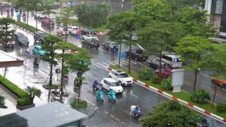 Tin thời tiết Hà Nội mới nhất: Không khí lạnh gây mưa dông, khu vực nào giảm nhiệt mạnh?