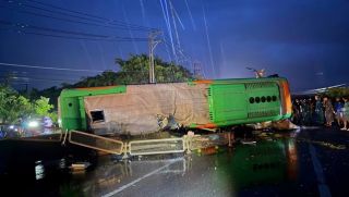Nguyên nhân xe ô tô giường nằm lật nghiêng trên QL1 khiến 8 người bị thương