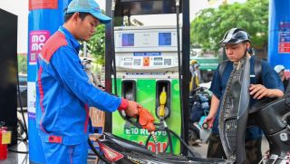 Giá xăng dầu chiều 12/9: E10 cách đáy hơn 4.000 đồng, RON 92 ‘sáng cửa’ xuống 20.000 đồng/lít? Giá đầy bình xe ga 110cc