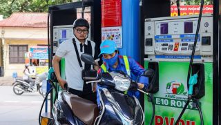 Giá xăng dầu hôm nay 19/9: Dầu diesel lên 29.945 đồng/lít, E5 RON 92 và E10 RON 95 ‘xa bờ’, giá lăn bánh VinFast VF 7