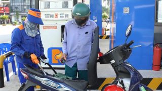 Giá xăng dầu trưa nay 21/9: Dầu diesel gần 30.000 đồng/lít, E10 RON 95 và E5 RON 92 ‘xa bờ’, giá lăn bánh VinFast VF 5