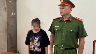Cô gái 18 tuổi bị khởi tố sau khi đi xe đạp điện tông cụ bà đi bộ cùng chiều tử vong