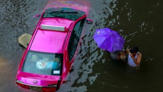 Thủ đô Bangkok ban bố tình trạng thảm họa, ô tô chìm trong biển nước
