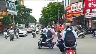 Nhà trường nói gì vụ nữ sinh Bắc Ninh bị bạn túm tóc kéo ngã trên đường rồi bỏ chạy?