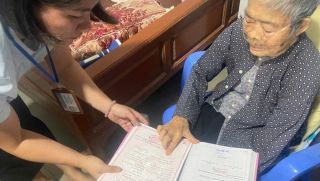 Cụ ông Sái Văn Cá 92 tuổi ở Hà Nội được cán bộ đến tận nhà hỗ trợ đăng ký kết hôn