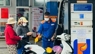 Giá xăng dầu chiều 2/10: Dầu đã rẻ, E10 RON 95 và RON 92 kỳ tới có thể xuống 21.000 đồng/lít? Giá lăn bánh VinFast VF 5