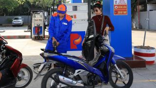 Giá xăng dầu hôm nay 4/10: RON 92 và E10 RON 95 có dấu hiệu xuống 20.000 đồng/lít từ tuần sau? giá đầy bình xe ga 110cc