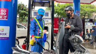 Giá xăng dầu chiều 4/10: RON 92 và E10 RON 95 có thể đua giảm với dầu, về 20.000 đồng/lít? Giá đầy bình xe côn tay 150cc