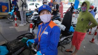 Giá xăng dầu hôm nay 8/10: Dầu diesel đã hạ, E5 RON 92 và E10 RON 95 cách đáy hơn 7.000 đồng, giá lăn bánh VinFast VF 3