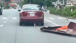 Ô tô kéo lê mái tôn trơ khung sắt giữa đường ở Quảng Ninh, CSGT thông tin ban đầu