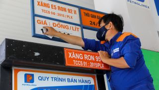Giá xăng dầu sáng 18/10: Diesel bay màu 16.000 đồng từ đỉnh, E10 RON95 và E5 RON92 giảm mạnh, giá đầy bình xe máy Yamaha