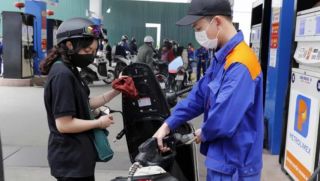 Giá xăng dầu hôm nay 20/10: Dầu giảm ‘chóng mặt’, E10 RON 95 và RON 92 còn cách đáy bao nhiêu? Giá lăn bánh VinFast VF 8