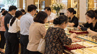 Giá vàng hôm nay 20/10 mới nhất: Vàng SJC vàng 9999 giảm không phanh? Người mua lỗ đậm gần 10 triệu/lượng