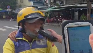 Tài xế xe công nghệ có nồng độ cồn kịch khung vẫn chở khách bình thường ở TPHCM