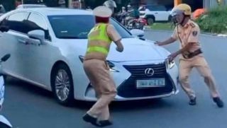 Danh tính nữ tài xế Lexus SN 1994 vi phạm luật giao thông, chốt cửa ô tô rồi tăng ga rời chốt CSGT