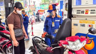 Giá xăng dầu trưa nay 24/10: E10 RON 95 và E5 RON 92 mạnh 2 kỳ liền, còn cách đáy bao nhiêu? Giá đầy bình xe ga 125cc