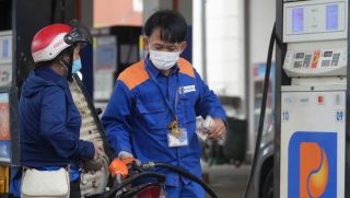 Giá xăng dầu trưa nay 28/10: E10 RON 95 và E5 RON 92 cán mốc rẻ, lại tăng vọt từ mai? Giá đầy bình xe côn tay 150-155cc