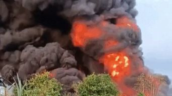 Tin nóng vụ một nhà kho ở TP.HCM xảy ra 2 vụ cháy nghiêm trọng, ảnh hưởng một nhà dân liền kề