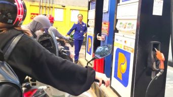 Bộ Công Thương công bố giá xăng dầu 29/4, chênh lệch RON95 và dầu diesel với nước láng giềng lộ rõ