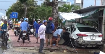 Hãi hùng xe KIA Cerato ‘điên’ lao thẳng vào cửa hàng ở Bạc Liêu, 3 người bị bắn ra ngoài ảnh 2