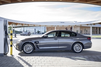 BMW 320e và 520e 2021 trình làng, giá mềm hơn thế hệ tiền nhiệm ảnh 1