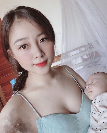Chùm ảnh: Vợ trẻ của trò cưng ông Park khoe vòng một quyến rũ: Đừng đùa với 'gái một con' ảnh 2