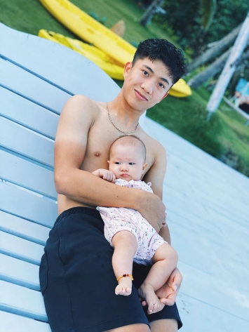 Chùm ảnh: Vợ trẻ của trò cưng ông Park khoe vòng một quyến rũ: Đừng đùa với 'gái một con' ảnh 5