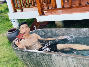 Chùm ảnh: Vợ trẻ của trò cưng ông Park khoe vòng một quyến rũ: Đừng đùa với 'gái một con' ảnh 7