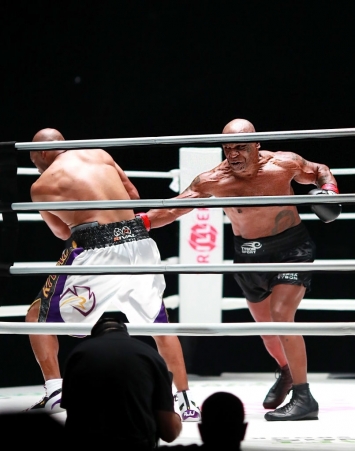 Huyền thoại Mike Tyson tái xuất, bị trọng tài cướp chiến thắng trước cựu vô địch thế giới Roy Jones
